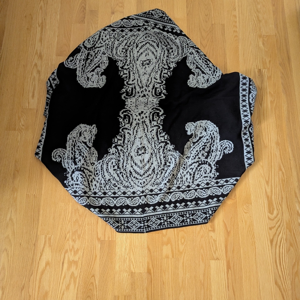 Women's Patterned Poncho - Picture 3 of 4